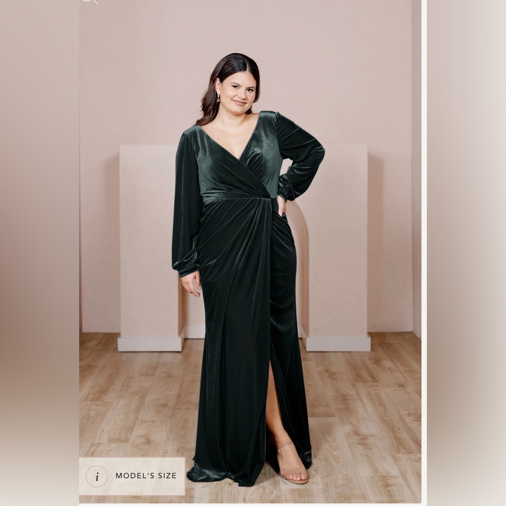 Revelry Vera Velvet Dress in Classic Emerald